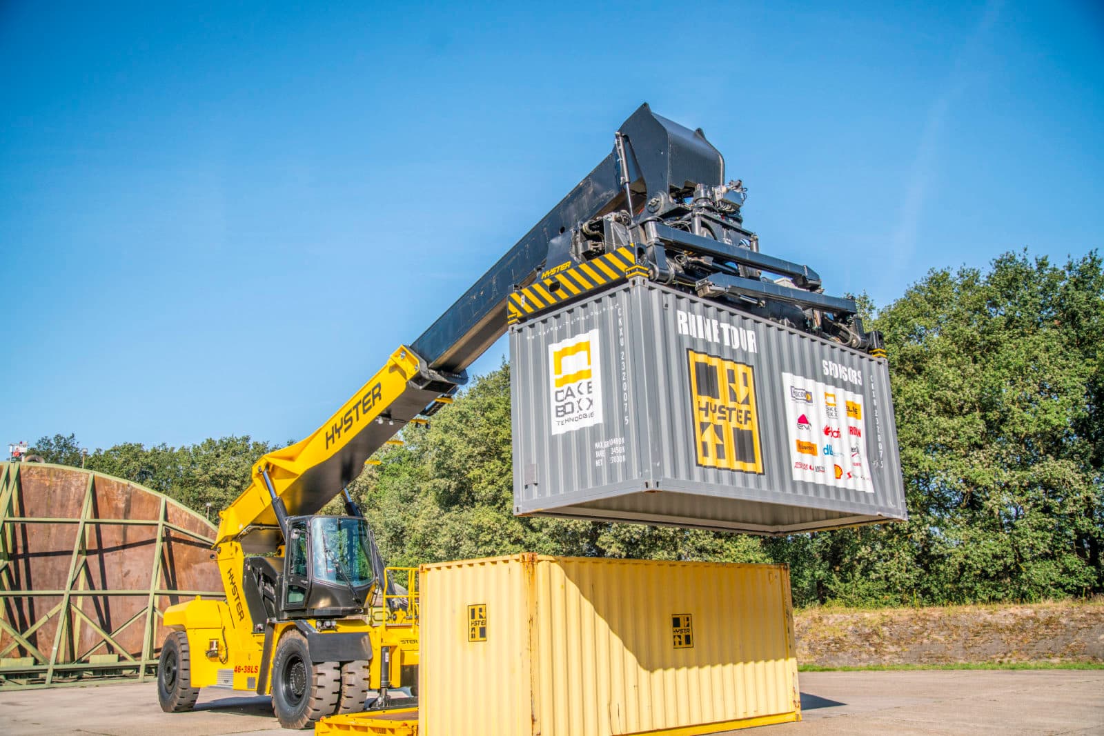 Hyster reach stacker lifting container