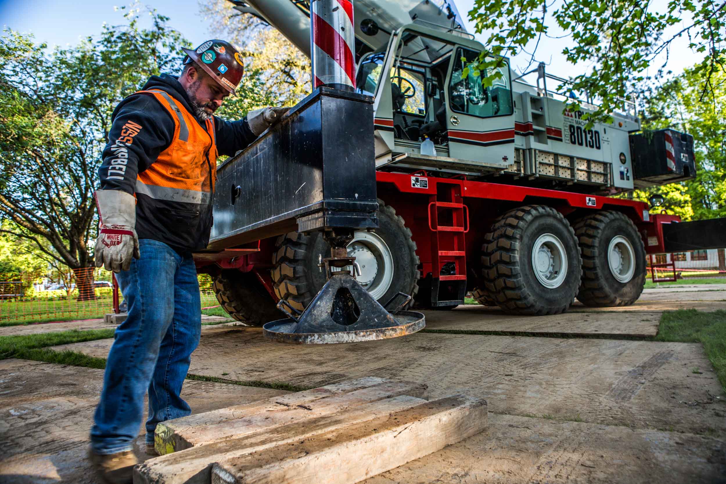 Rigger setting crane outrigger pad