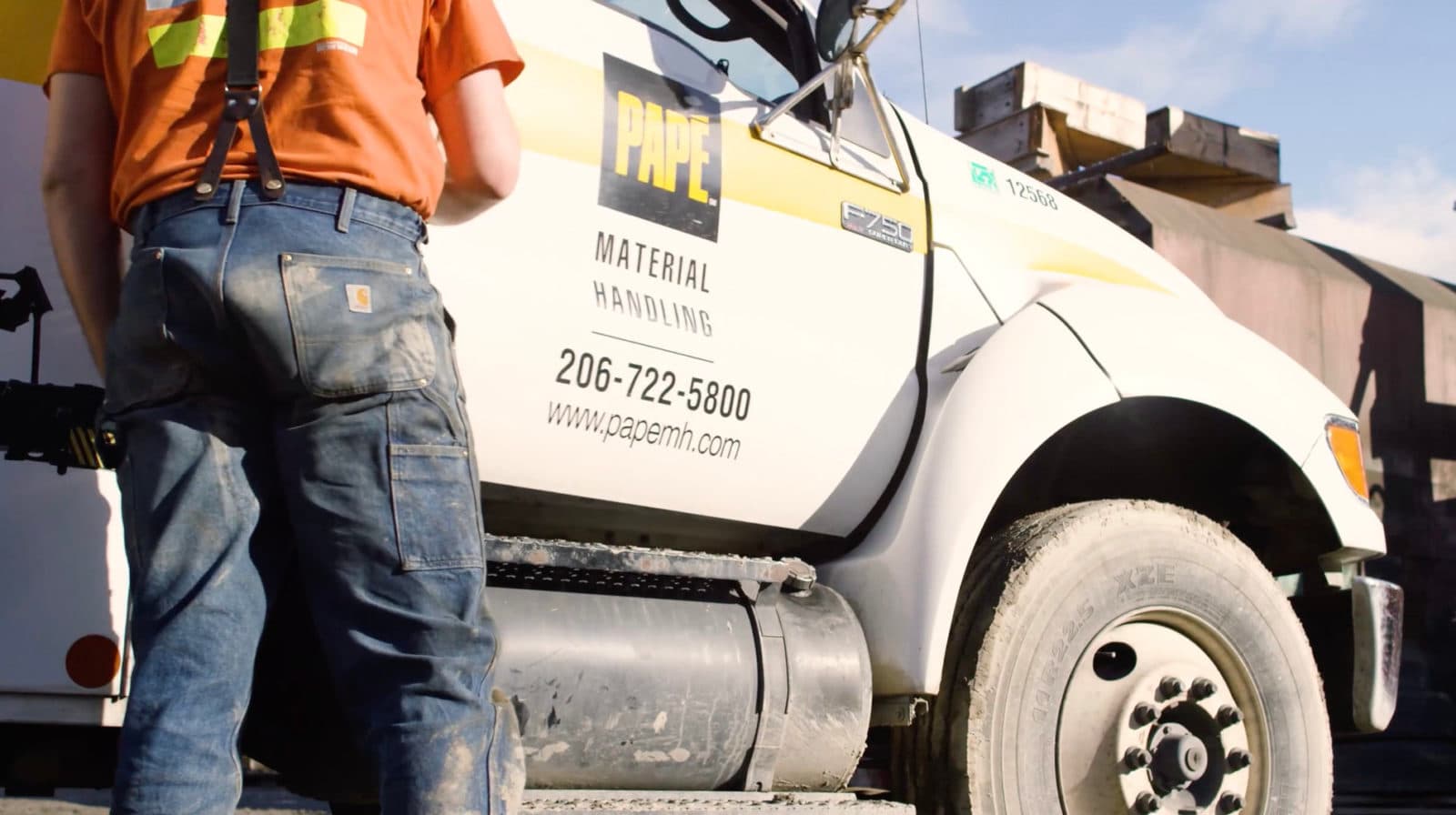 Worker beside Papé Material Handling truck
