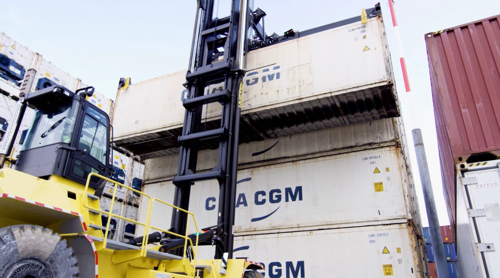 Low-angle Hyster handler lifting containers